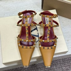 (配全套飞机盒)Valentino 2026早春新款时尚三带铆钉铁头女鞋 华伦天奴字母logo五金扣低跟 (配全套飞机盒)Valentino 2026早春新款时尚三带铆钉铁头女鞋 华伦天奴字母logo五金扣低跟