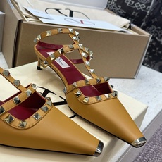(配全套飞机盒)Valentino 2026早春新款时尚三带铆钉铁头女鞋 华伦天奴字母logo五金扣低跟 (配全套飞机盒)Valentino 2026早春新款时尚三带铆钉铁头女鞋 华伦天奴字母logo五金扣低跟