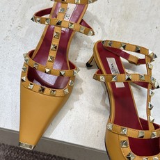 (配全套飞机盒)Valentino 2026早春新款时尚三带铆钉铁头女鞋 华伦天奴字母logo五金扣低跟 (配全套飞机盒)Valentino 2026早春新款时尚三带铆钉铁头女鞋 华伦天奴字母logo五金扣低跟