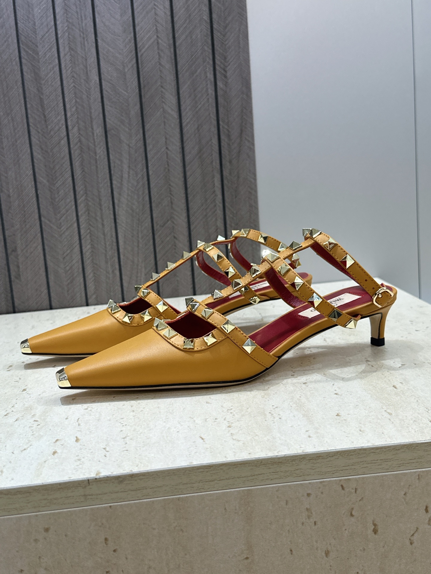(配全套飞机盒)Valentino 2026早春新款时尚三带铆钉铁头女鞋 华伦天奴字母logo五金扣低跟