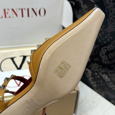 (配全套飞机盒)Valentino 2026早春新款时尚三带铆钉铁头女鞋 华伦天奴字母logo五金扣低跟 (配全套飞机盒)Valentino 2026早春新款时尚三带铆钉铁头女鞋 华伦天奴字母logo五金扣低跟
