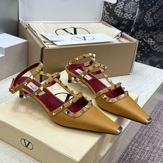 (配全套飞机盒)Valentino 2026早春新款时尚三带铆钉铁头女鞋 华伦天奴字母logo五金扣低跟 (配全套飞机盒)Valentino 2026早春新款时尚三带铆钉铁头女鞋 华伦天奴字母logo五金扣低跟