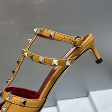 (配全套飞机盒)Valentino 2026早春新款时尚三带铆钉铁头女鞋 华伦天奴字母logo五金扣低跟 (配全套飞机盒)Valentino 2026早春新款时尚三带铆钉铁头女鞋 华伦天奴字母logo五金扣低跟