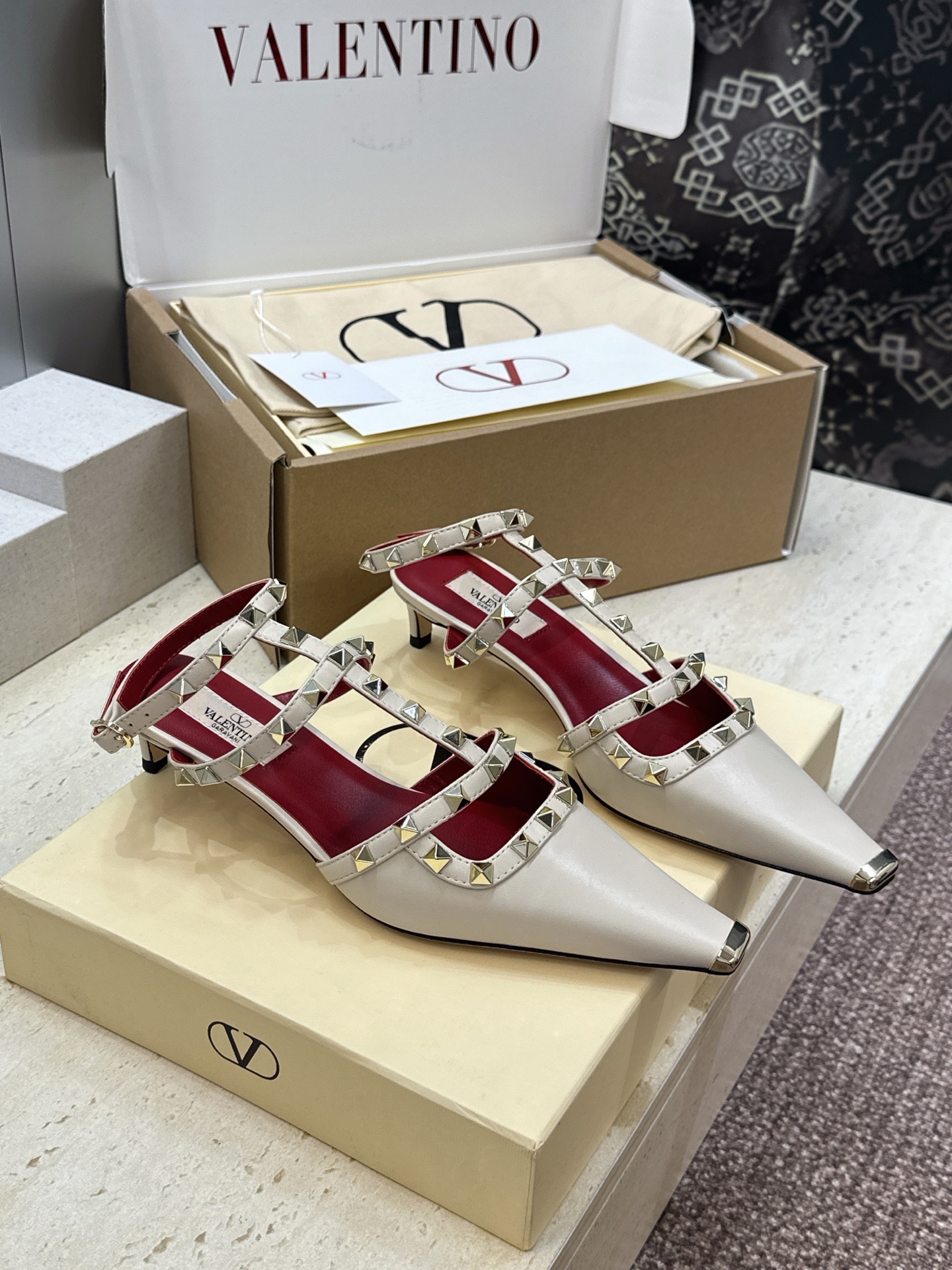 (配全套飞机盒)Valentino 2026早春新款时尚三带铆钉铁头女鞋 华伦天奴字母logo五金扣低跟