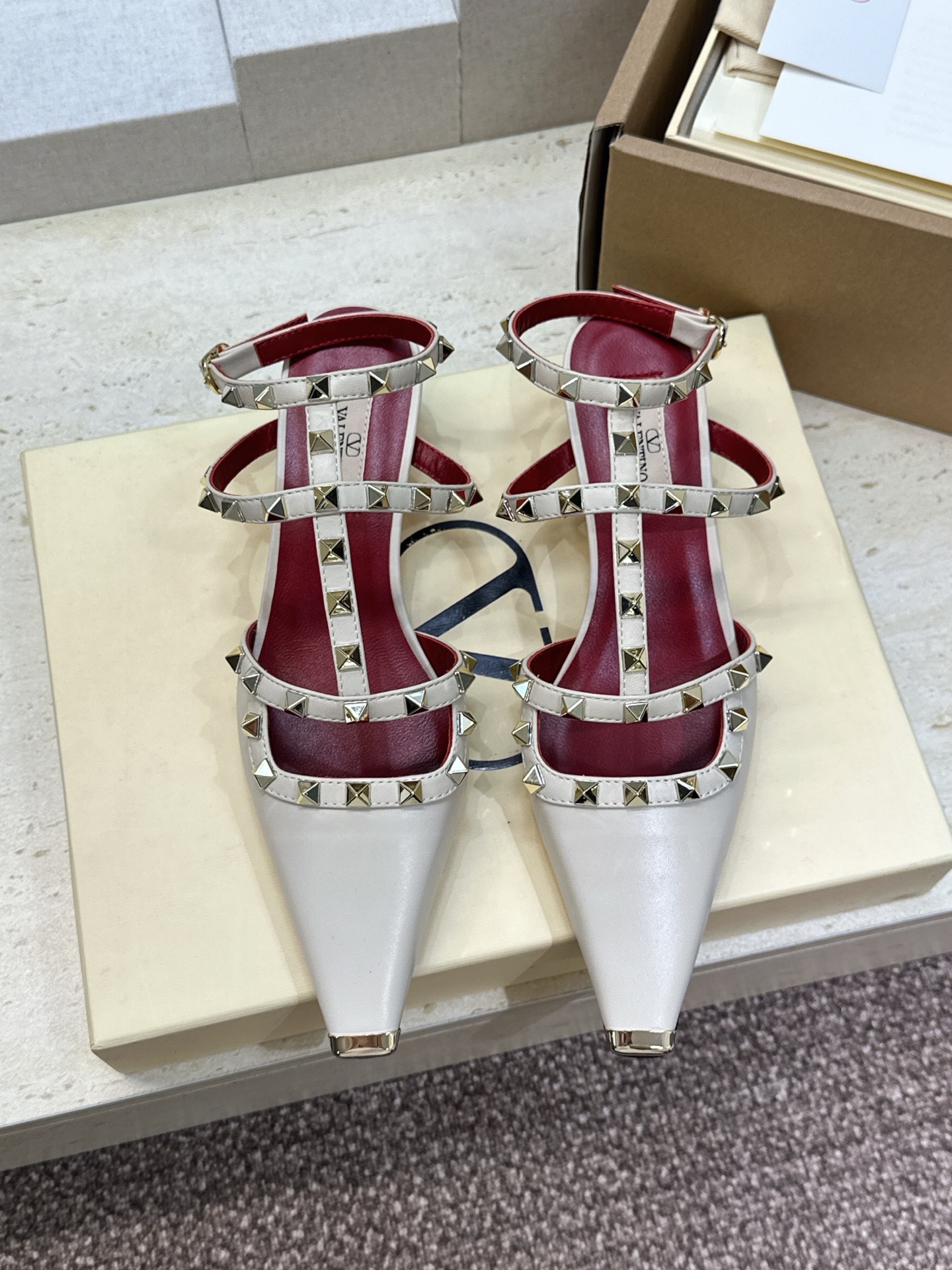 (配全套飞机盒)Valentino 2026早春新款时尚三带铆钉铁头女鞋 华伦天奴字母logo五金扣低跟
