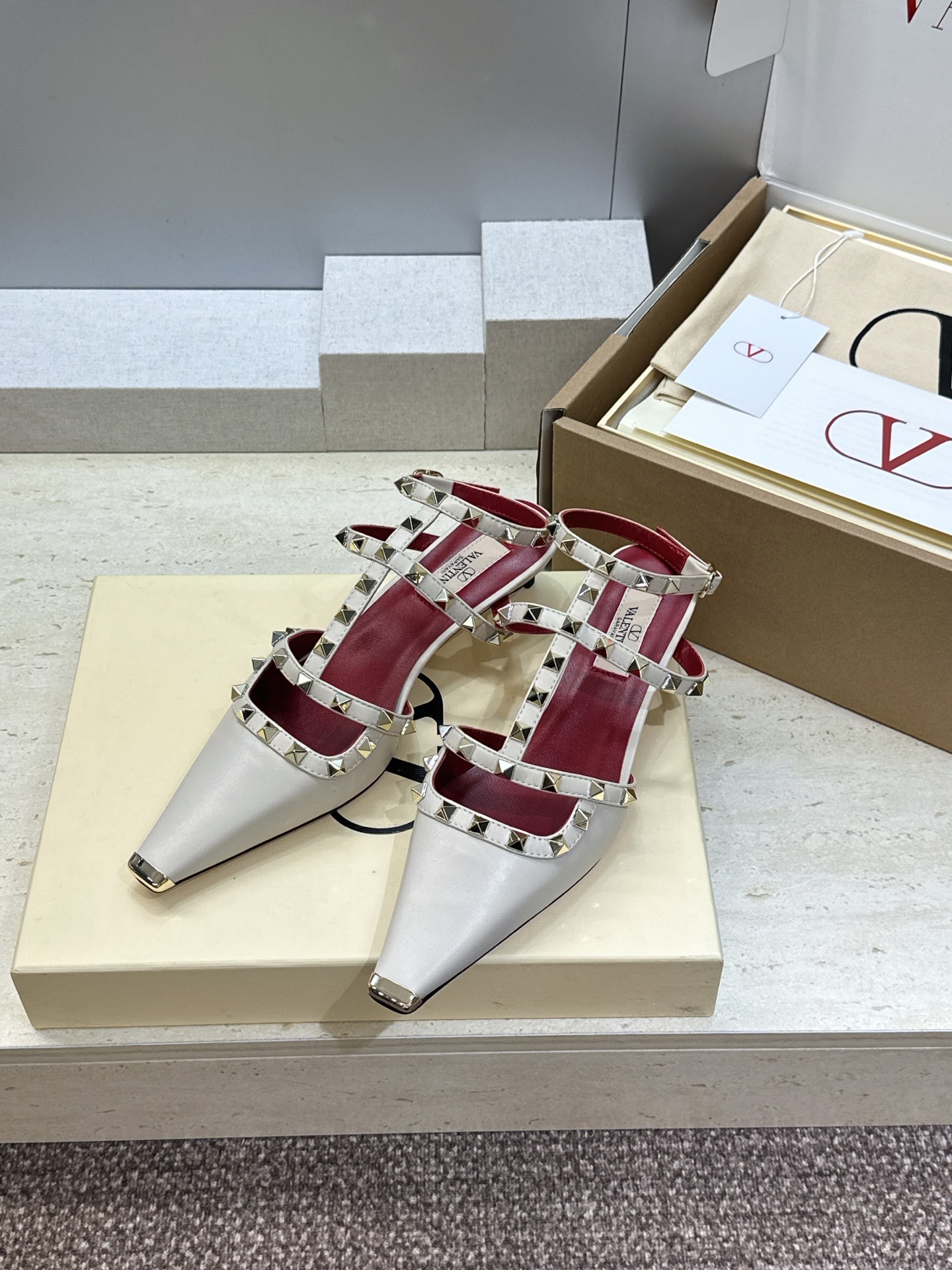 (配全套飞机盒)Valentino 2026早春新款时尚三带铆钉铁头女鞋 华伦天奴字母logo五金扣低跟