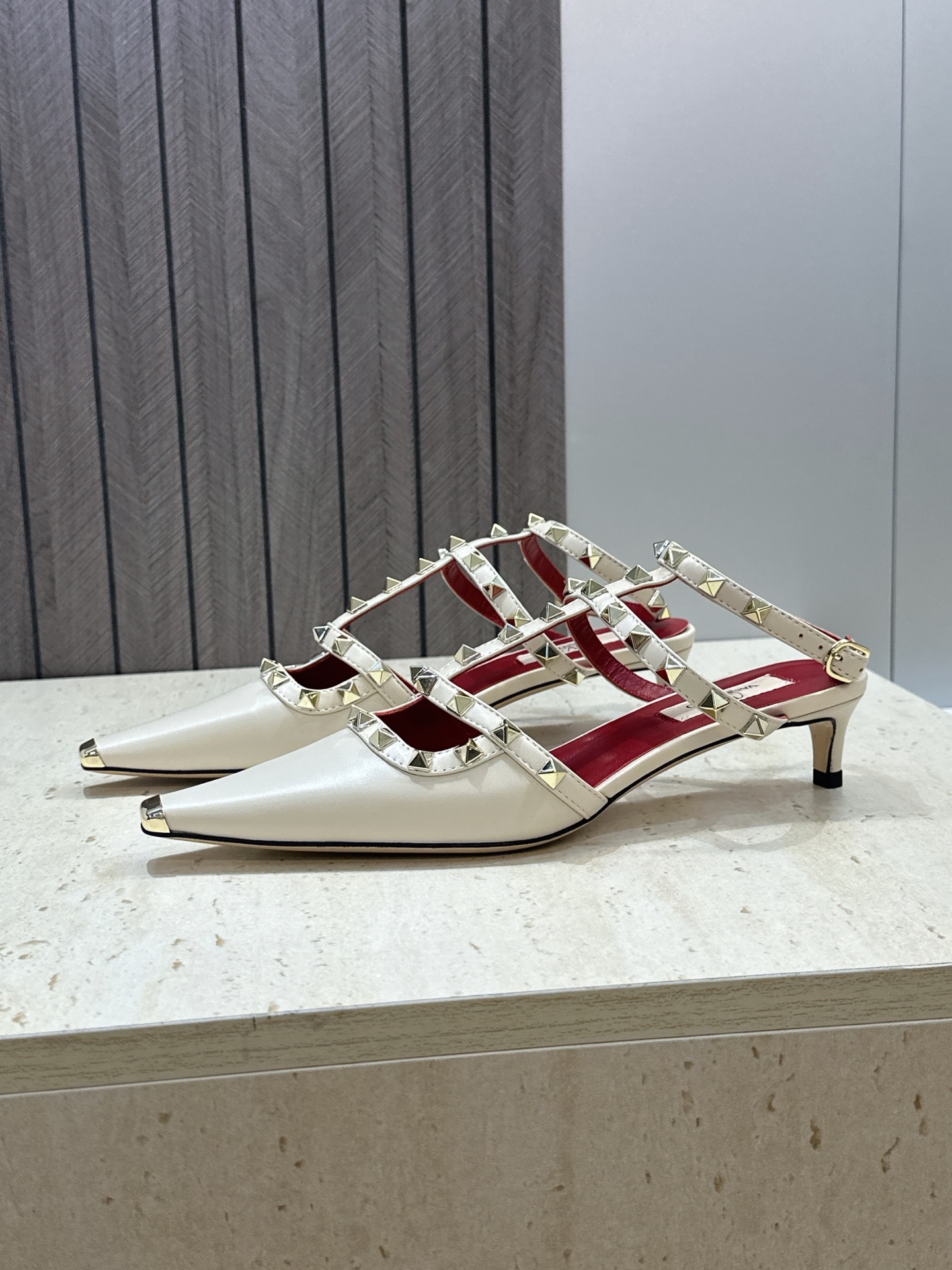 (配全套飞机盒)Valentino 2026早春新款时尚三带铆钉铁头女鞋 华伦天奴字母logo五金扣低跟