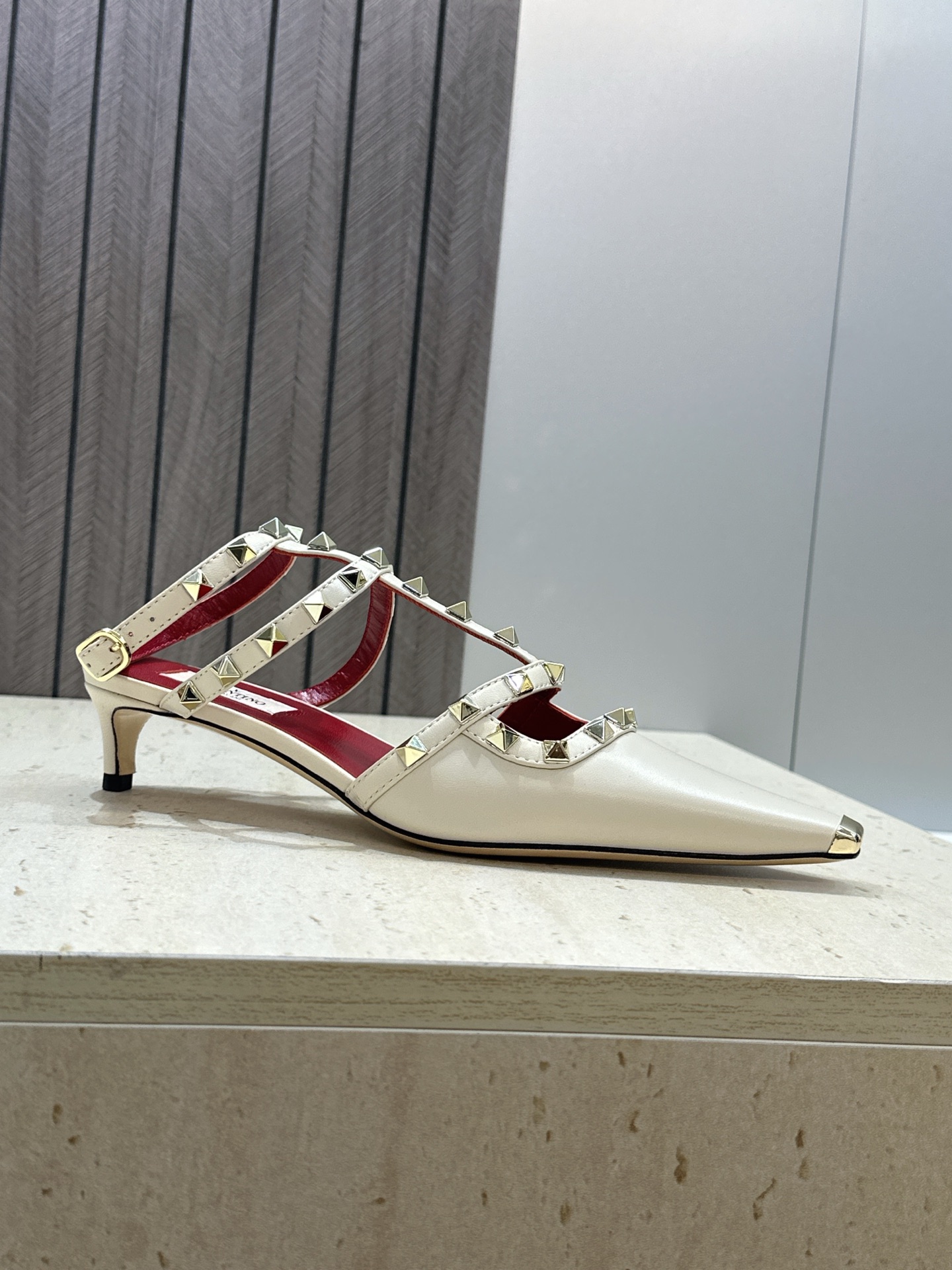 (配全套飞机盒)Valentino 2026早春新款时尚三带铆钉铁头女鞋 华伦天奴字母logo五金扣低跟