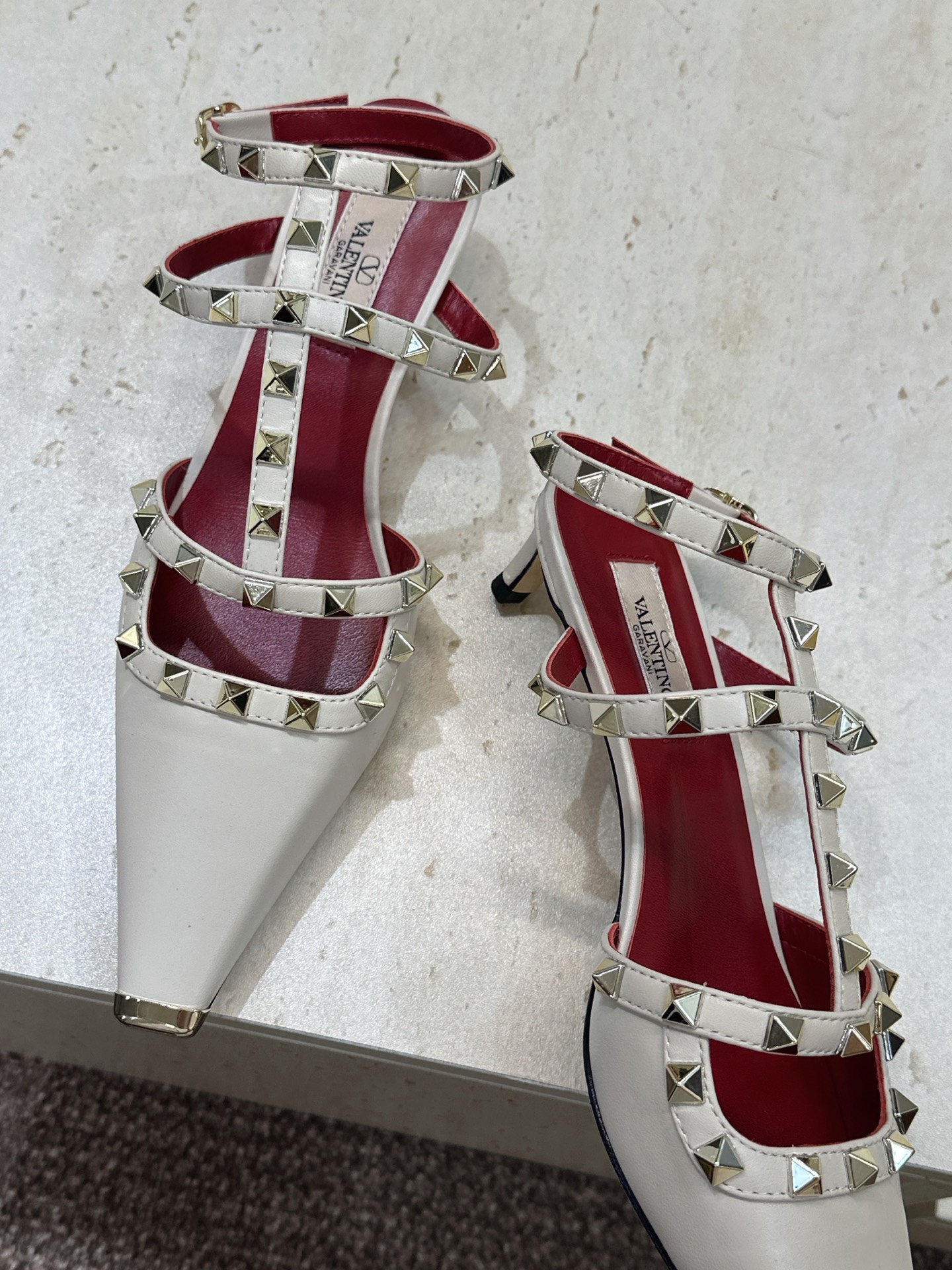 (配全套飞机盒)Valentino 2026早春新款时尚三带铆钉铁头女鞋 华伦天奴字母logo五金扣低跟
