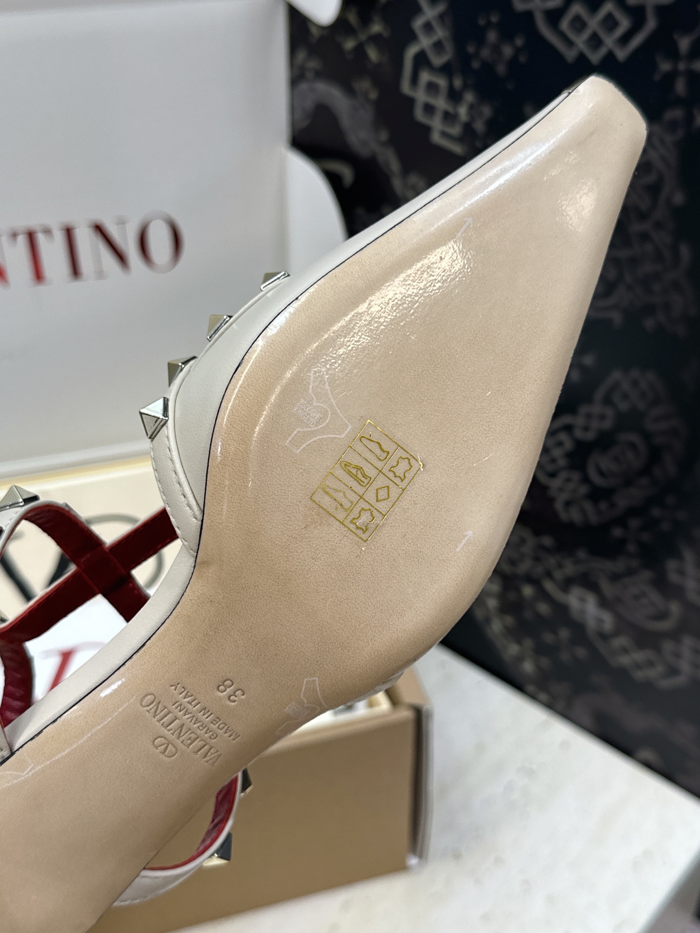 (配全套飞机盒)Valentino 2026早春新款时尚三带铆钉铁头女鞋 华伦天奴字母logo五金扣低跟