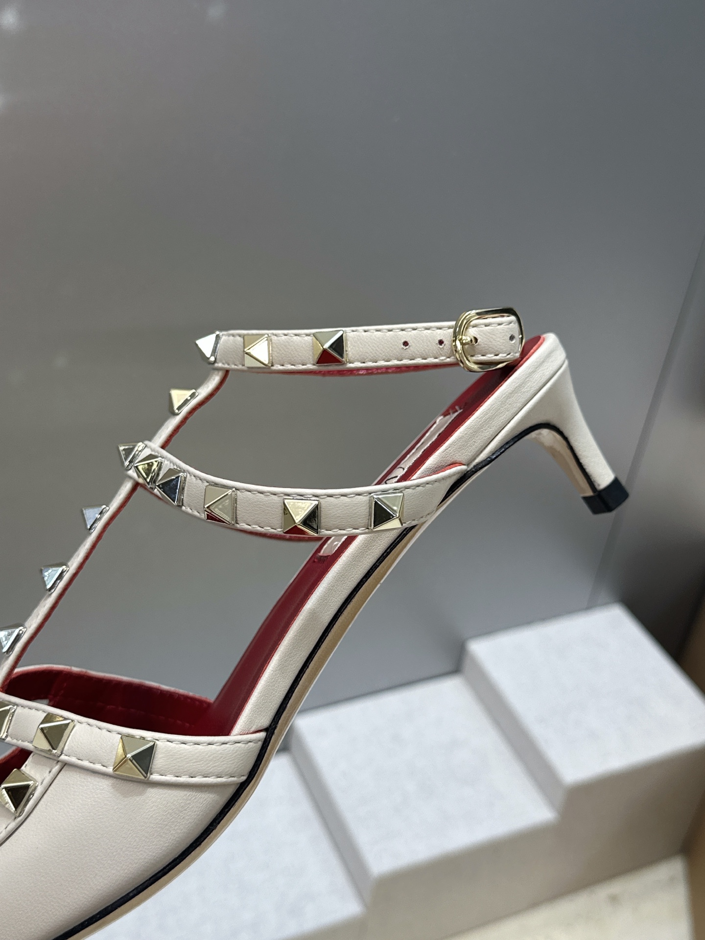 (配全套飞机盒)Valentino 2026早春新款时尚三带铆钉铁头女鞋 华伦天奴字母logo五金扣低跟