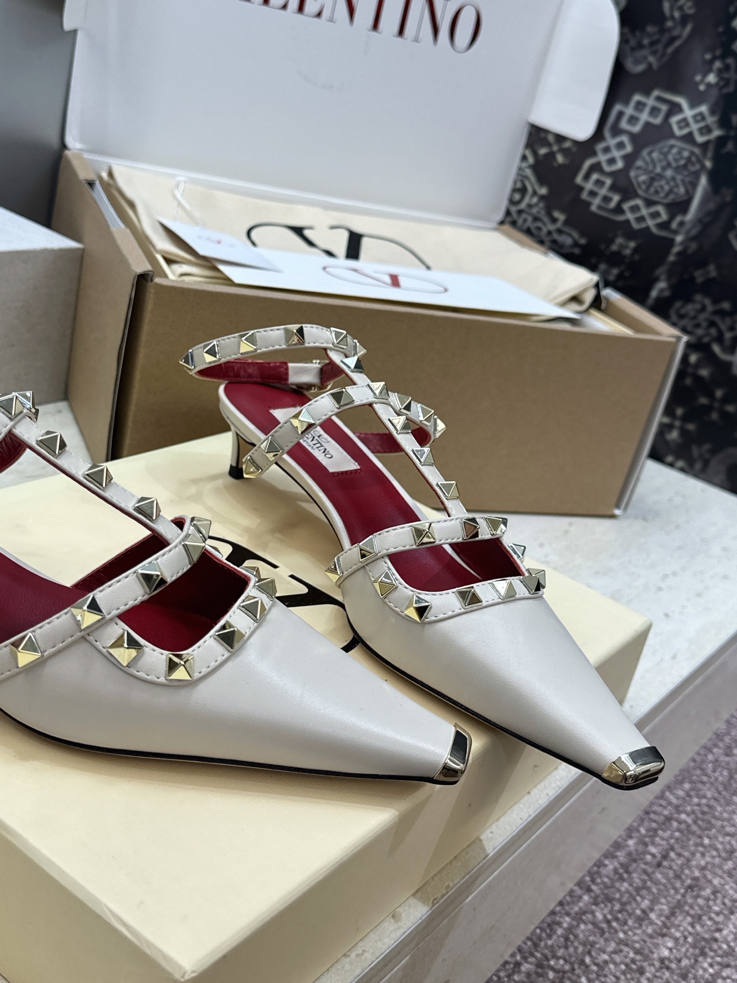 (配全套飞机盒)Valentino 2026早春新款时尚三带铆钉铁头女鞋 华伦天奴字母logo五金扣低跟