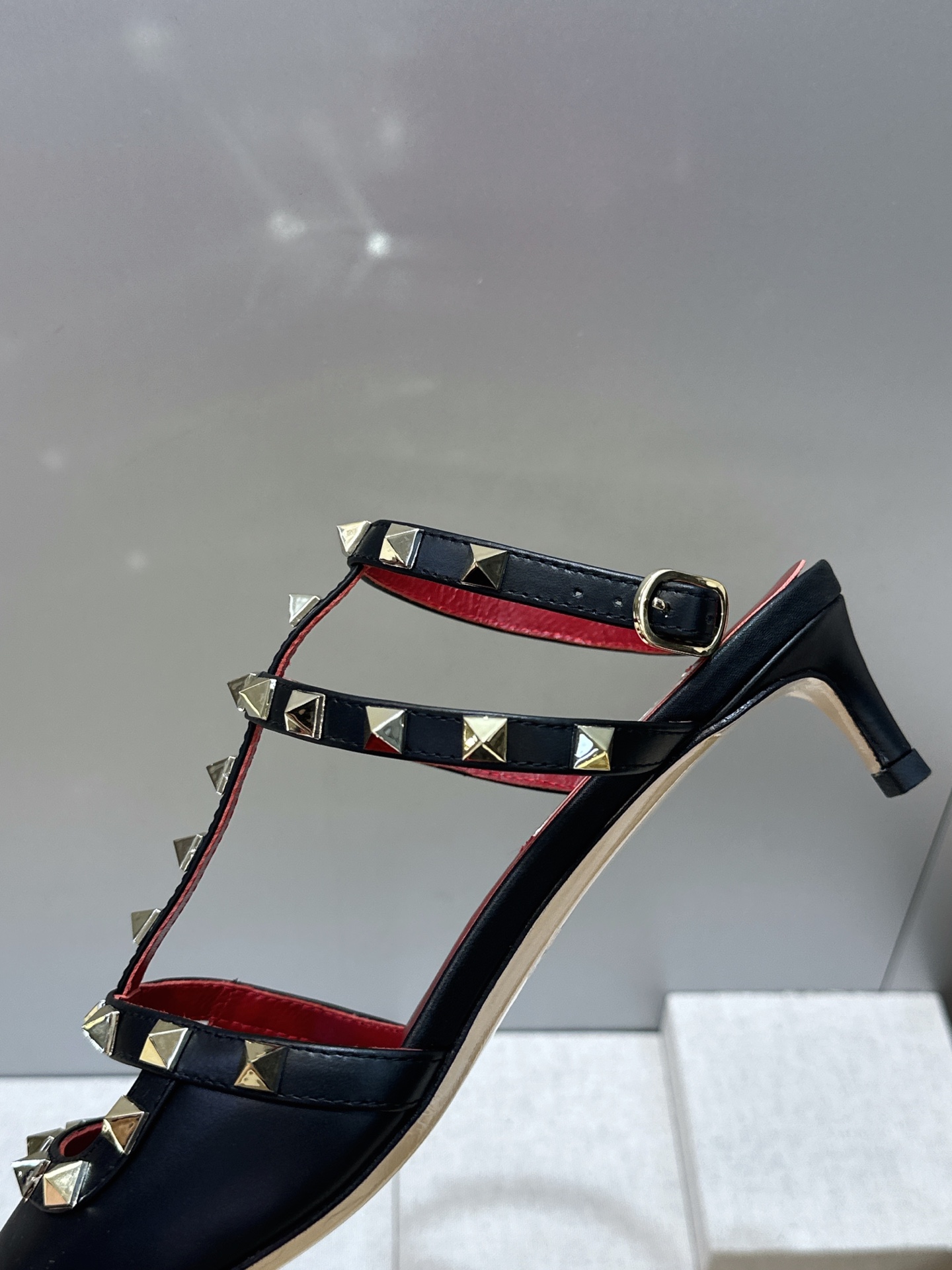 (配全套飞机盒)Valentino 2026早春新款时尚三带铆钉铁头女鞋 华伦天奴字母logo五金扣低跟