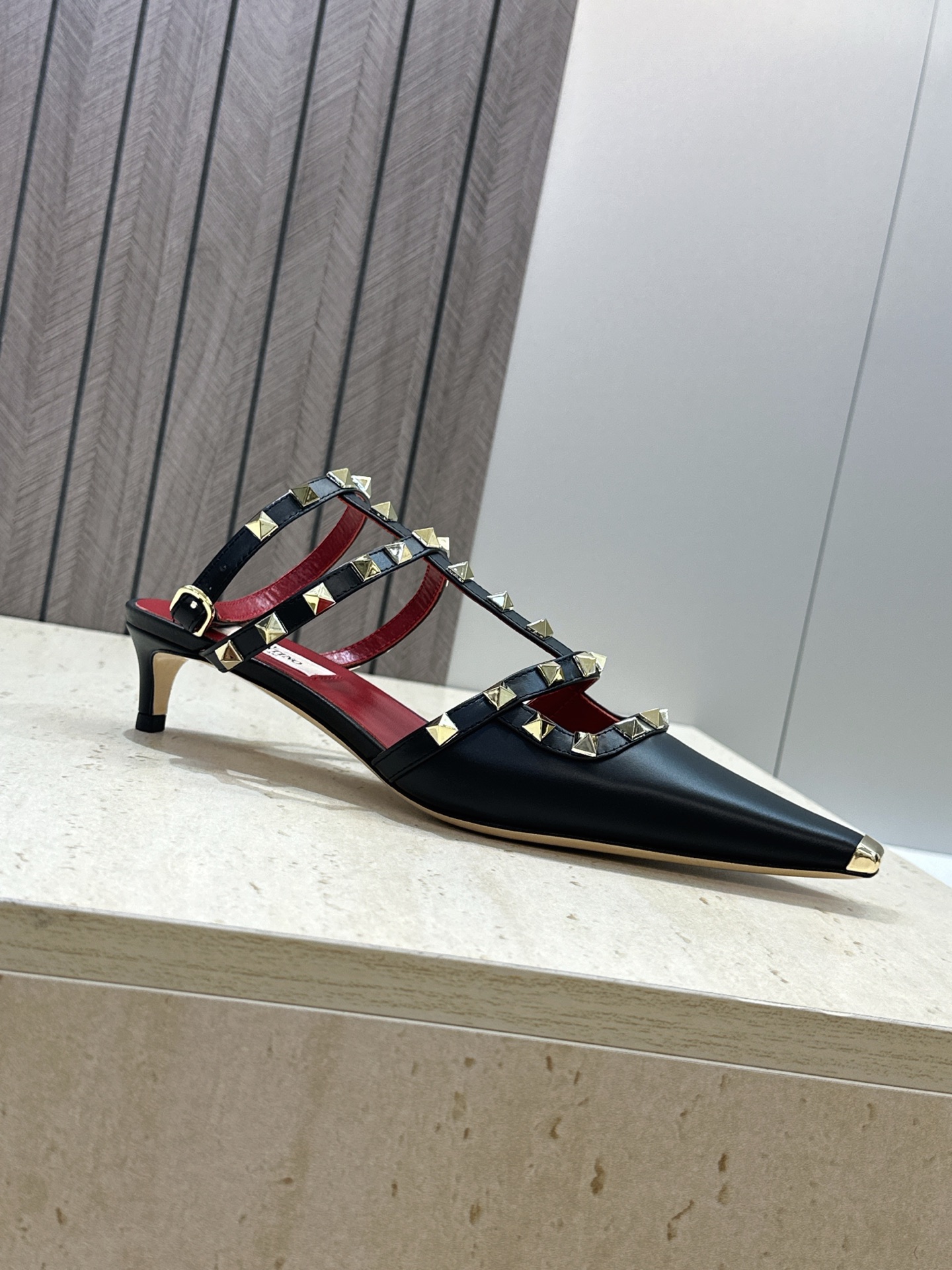 (配全套飞机盒)Valentino 2026早春新款时尚三带铆钉铁头女鞋 华伦天奴字母logo五金扣低跟