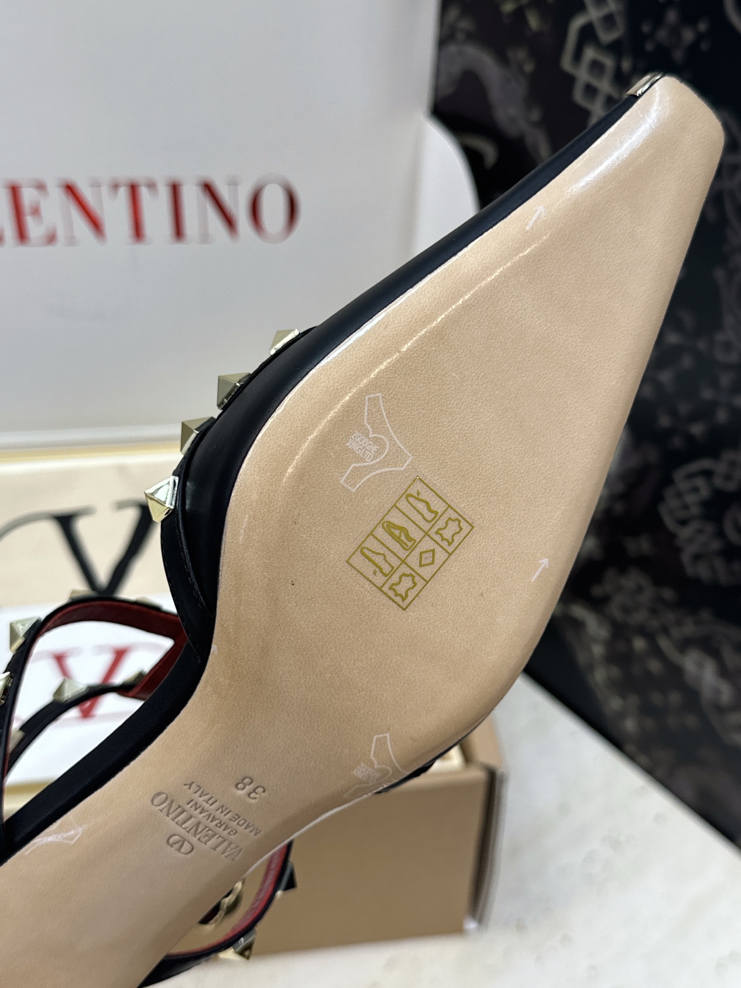 (配全套飞机盒)Valentino 2026早春新款时尚三带铆钉铁头女鞋 华伦天奴字母logo五金扣低跟
