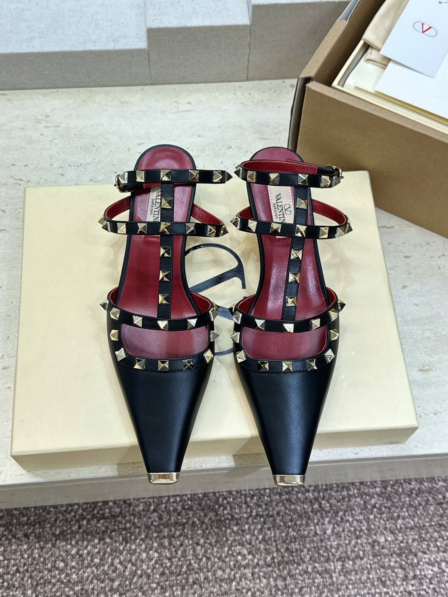 (配全套飞机盒)Valentino 2026早春新款时尚三带铆钉铁头女鞋 华伦天奴字母logo五金扣低跟