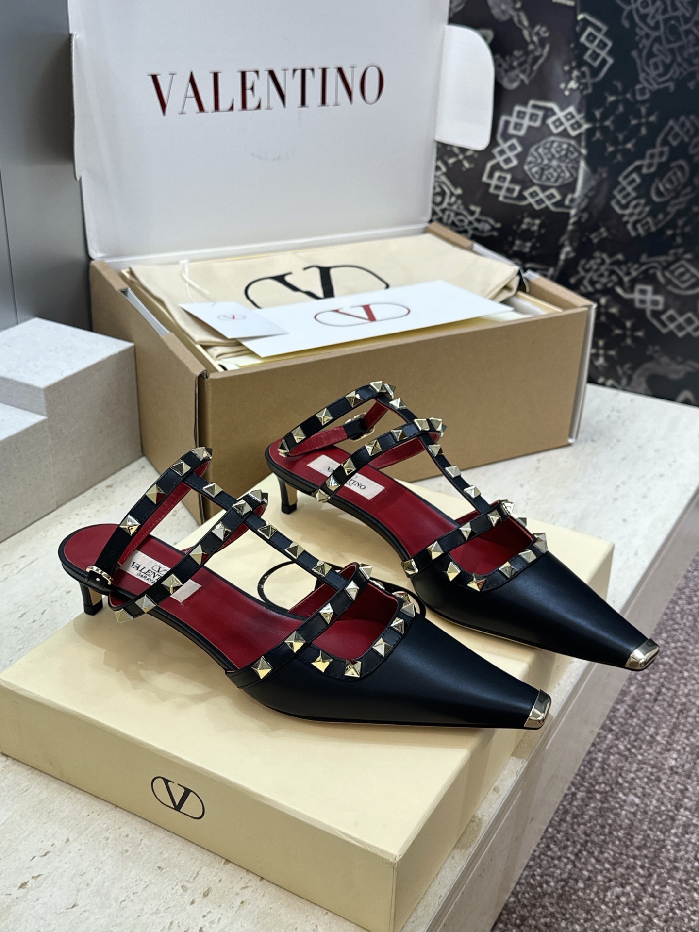 (配全套飞机盒)Valentino 2026早春新款时尚三带铆钉铁头女鞋 华伦天奴字母logo五金扣低跟