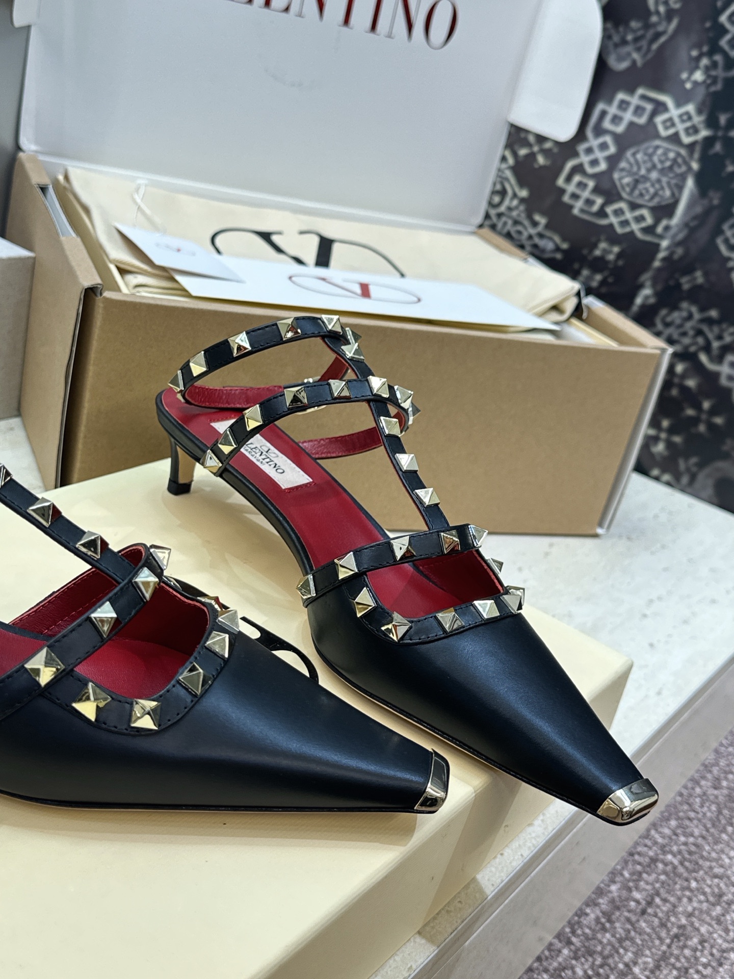 (配全套飞机盒)Valentino 2026早春新款时尚三带铆钉铁头女鞋 华伦天奴字母logo五金扣低跟