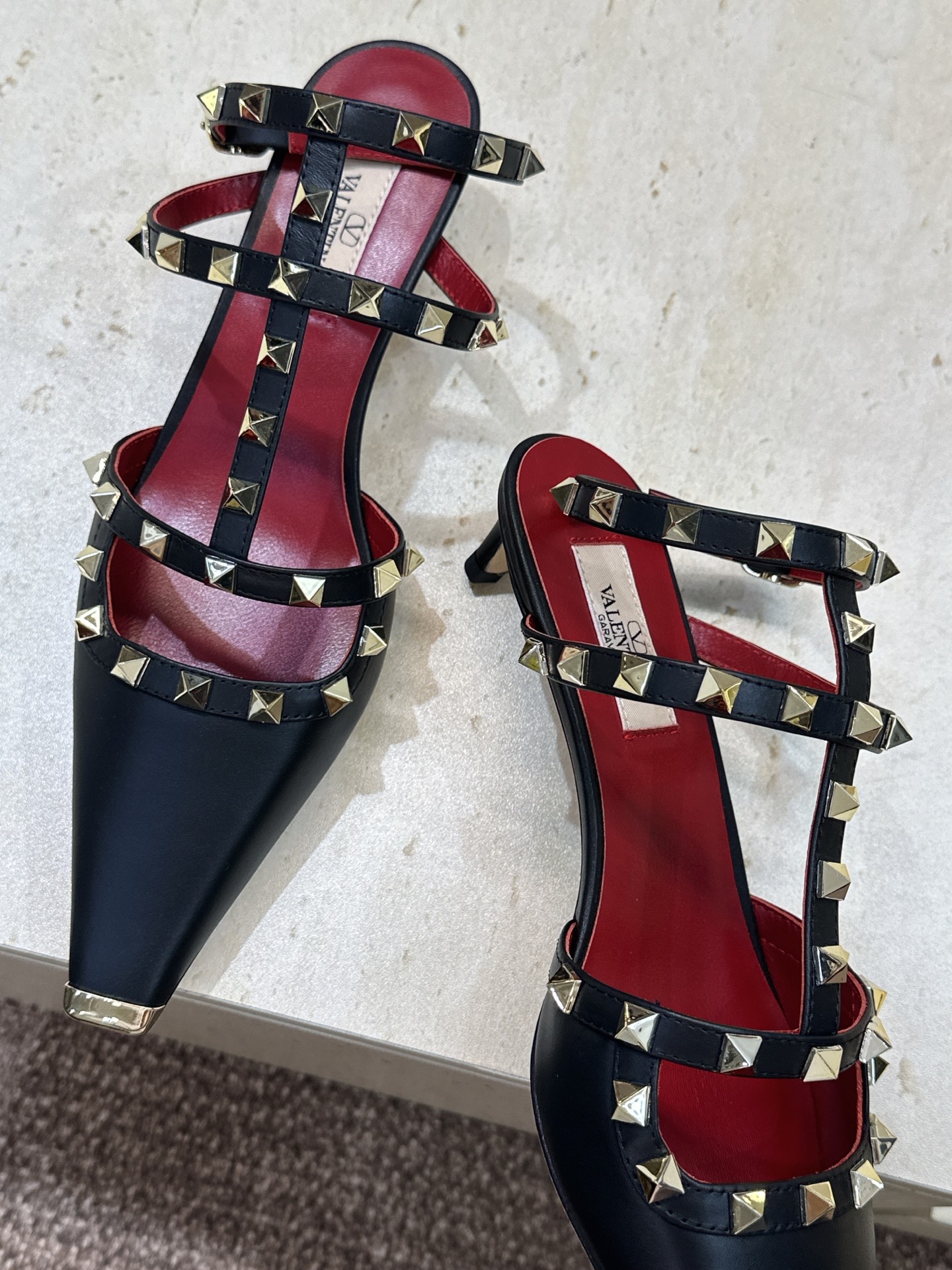 (配全套飞机盒)Valentino 2026早春新款时尚三带铆钉铁头女鞋 华伦天奴字母logo五金扣低跟