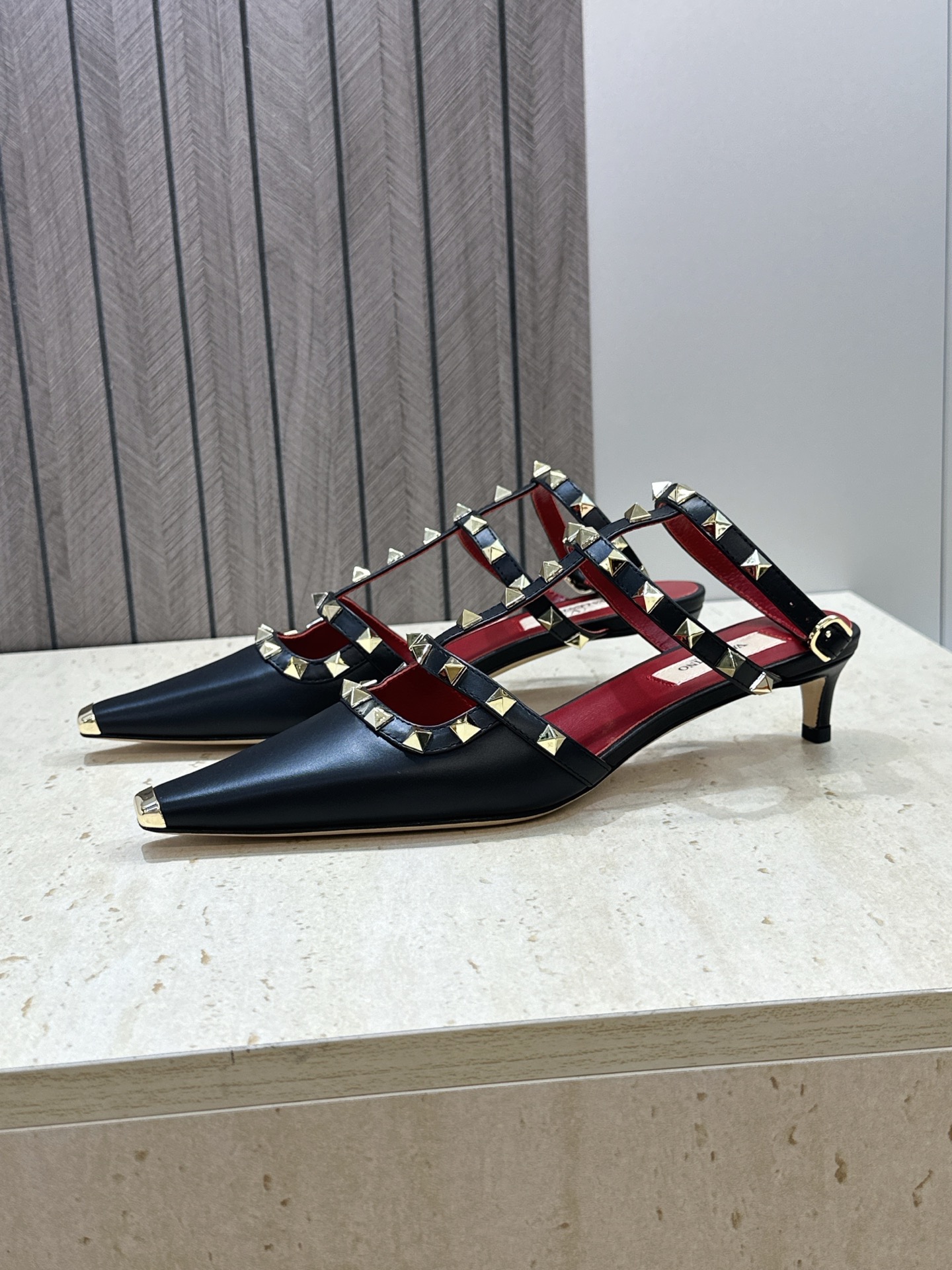 (配全套飞机盒)Valentino 2026早春新款时尚三带铆钉铁头女鞋 华伦天奴字母logo五金扣低跟