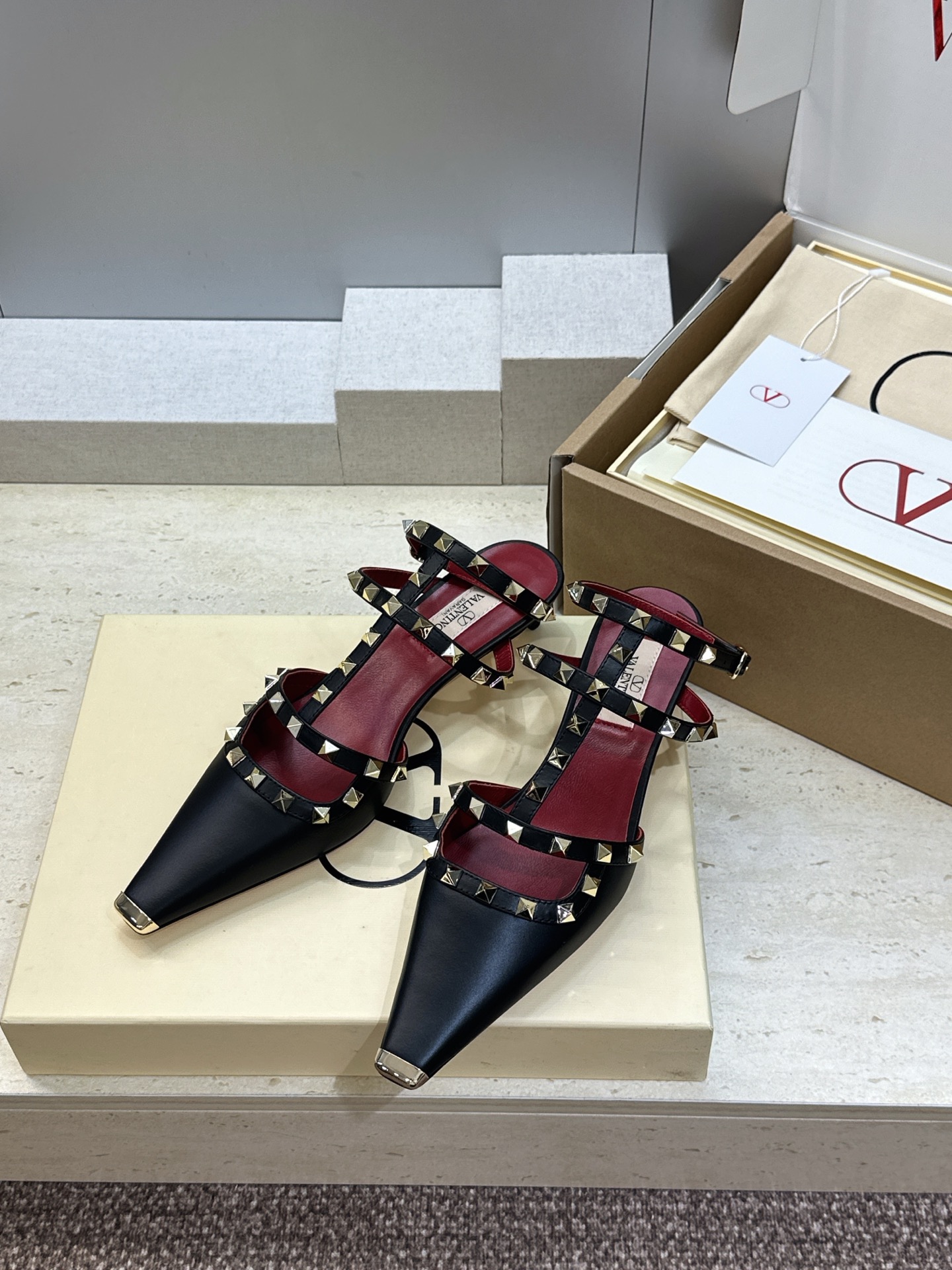 (配全套飞机盒)Valentino 2026早春新款时尚三带铆钉铁头女鞋 华伦天奴字母logo五金扣低跟
