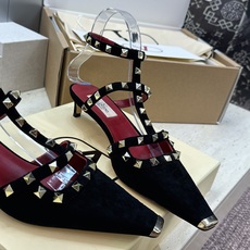 (配全套飞机盒)Valentino 2026早春新款时尚三带铆钉铁头女鞋 华伦天奴字母logo五金扣低跟 (配全套飞机盒)Valentino 2026早春新款时尚三带铆钉铁头女鞋 华伦天奴字母logo五金扣低跟