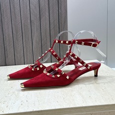 (配全套飞机盒)Valentino 2026早春新款时尚三带铆钉铁头女鞋 华伦天奴字母logo五金扣低跟 (配全套飞机盒)Valentino 2026早春新款时尚三带铆钉铁头女鞋 华伦天奴字母logo五金扣低跟