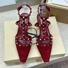 (配全套飞机盒)Valentino 2026早春新款时尚三带铆钉铁头女鞋 华伦天奴字母logo五金扣低跟 (配全套飞机盒)Valentino 2026早春新款时尚三带铆钉铁头女鞋 华伦天奴字母logo五金扣低跟