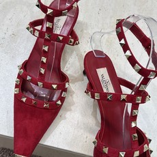 (配全套飞机盒)Valentino 2026早春新款时尚三带铆钉铁头女鞋 华伦天奴字母logo五金扣低跟 (配全套飞机盒)Valentino 2026早春新款时尚三带铆钉铁头女鞋 华伦天奴字母logo五金扣低跟