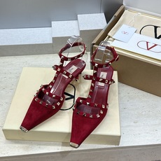 (配全套飞机盒)Valentino 2026早春新款时尚三带铆钉铁头女鞋 华伦天奴字母logo五金扣低跟 (配全套飞机盒)Valentino 2026早春新款时尚三带铆钉铁头女鞋 华伦天奴字母logo五金扣低跟