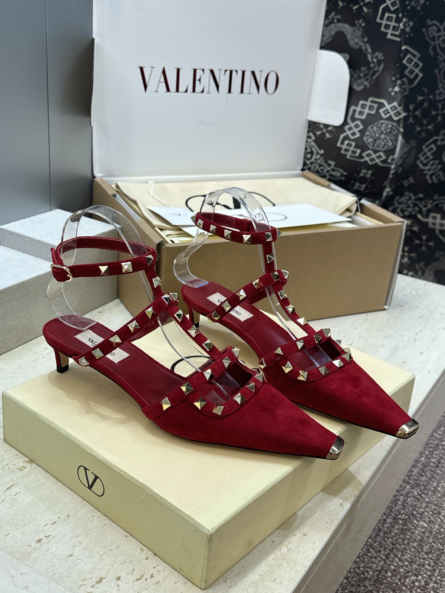 (配全套飞机盒)Valentino 2026早春新款时尚三带铆钉铁头女鞋 华伦天奴字母logo五金扣低跟