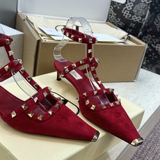(配全套飞机盒)Valentino 2026早春新款时尚三带铆钉铁头女鞋 华伦天奴字母logo五金扣低跟 (配全套飞机盒)Valentino 2026早春新款时尚三带铆钉铁头女鞋 华伦天奴字母logo五金扣低跟