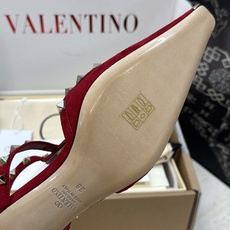 (配全套飞机盒)Valentino 2026早春新款时尚三带铆钉铁头女鞋 华伦天奴字母logo五金扣低跟 (配全套飞机盒)Valentino 2026早春新款时尚三带铆钉铁头女鞋 华伦天奴字母logo五金扣低跟