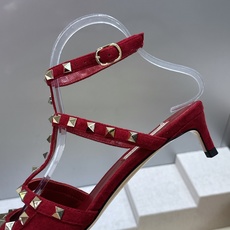 (配全套飞机盒)Valentino 2026早春新款时尚三带铆钉铁头女鞋 华伦天奴字母logo五金扣低跟 (配全套飞机盒)Valentino 2026早春新款时尚三带铆钉铁头女鞋 华伦天奴字母logo五金扣低跟