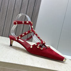 (配全套飞机盒)Valentino 2026早春新款时尚三带铆钉铁头女鞋 华伦天奴字母logo五金扣低跟 (配全套飞机盒)Valentino 2026早春新款时尚三带铆钉铁头女鞋 华伦天奴字母logo五金扣低跟