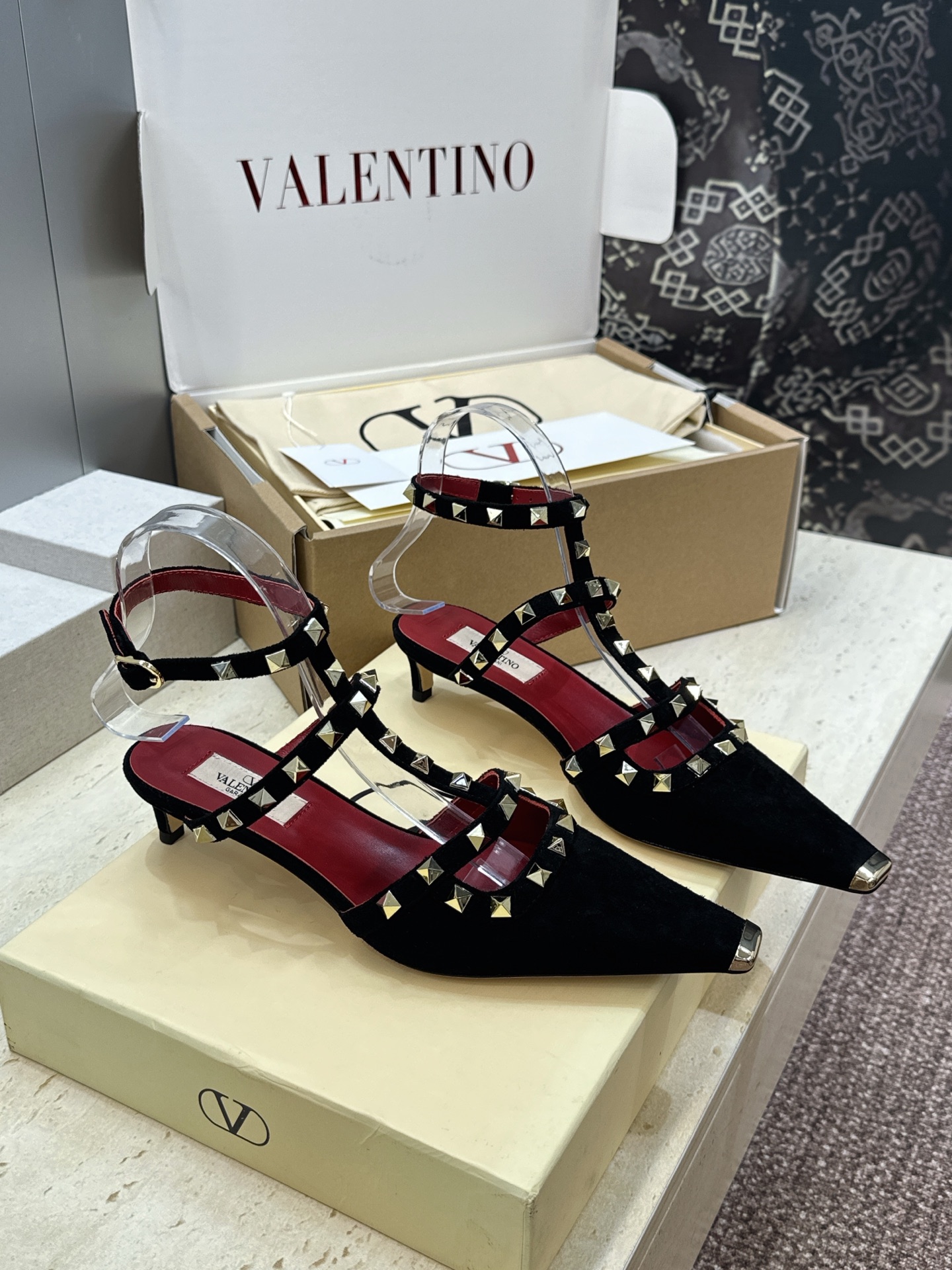 (配全套飞机盒)Valentino 2026早春新款时尚三带铆钉铁头女鞋 华伦天奴字母logo五金扣低跟
