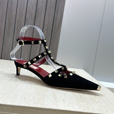 (配全套飞机盒)Valentino 2026早春新款时尚三带铆钉铁头女鞋 华伦天奴字母logo五金扣低跟 (配全套飞机盒)Valentino 2026早春新款时尚三带铆钉铁头女鞋 华伦天奴字母logo五金扣低跟