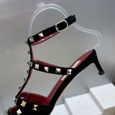(配全套飞机盒)Valentino 2026早春新款时尚三带铆钉铁头女鞋 华伦天奴字母logo五金扣低跟 (配全套飞机盒)Valentino 2026早春新款时尚三带铆钉铁头女鞋 华伦天奴字母logo五金扣低跟