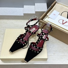 (配全套飞机盒)Valentino 2026早春新款时尚三带铆钉铁头女鞋 华伦天奴字母logo五金扣低跟 (配全套飞机盒)Valentino 2026早春新款时尚三带铆钉铁头女鞋 华伦天奴字母logo五金扣低跟