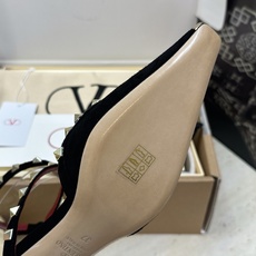 (配全套飞机盒)Valentino 2026早春新款时尚三带铆钉铁头女鞋 华伦天奴字母logo五金扣低跟 (配全套飞机盒)Valentino 2026早春新款时尚三带铆钉铁头女鞋 华伦天奴字母logo五金扣低跟