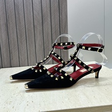 (配全套飞机盒)Valentino 2026早春新款时尚三带铆钉铁头女鞋 华伦天奴字母logo五金扣低跟 (配全套飞机盒)Valentino 2026早春新款时尚三带铆钉铁头女鞋 华伦天奴字母logo五金扣低跟