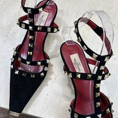(配全套飞机盒)Valentino 2026早春新款时尚三带铆钉铁头女鞋 华伦天奴字母logo五金扣低跟 (配全套飞机盒)Valentino 2026早春新款时尚三带铆钉铁头女鞋 华伦天奴字母logo五金扣低跟