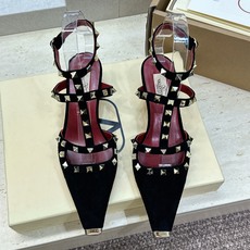 (配全套飞机盒)Valentino 2026早春新款时尚三带铆钉铁头女鞋 华伦天奴字母logo五金扣低跟 (配全套飞机盒)Valentino 2026早春新款时尚三带铆钉铁头女鞋 华伦天奴字母logo五金扣低跟