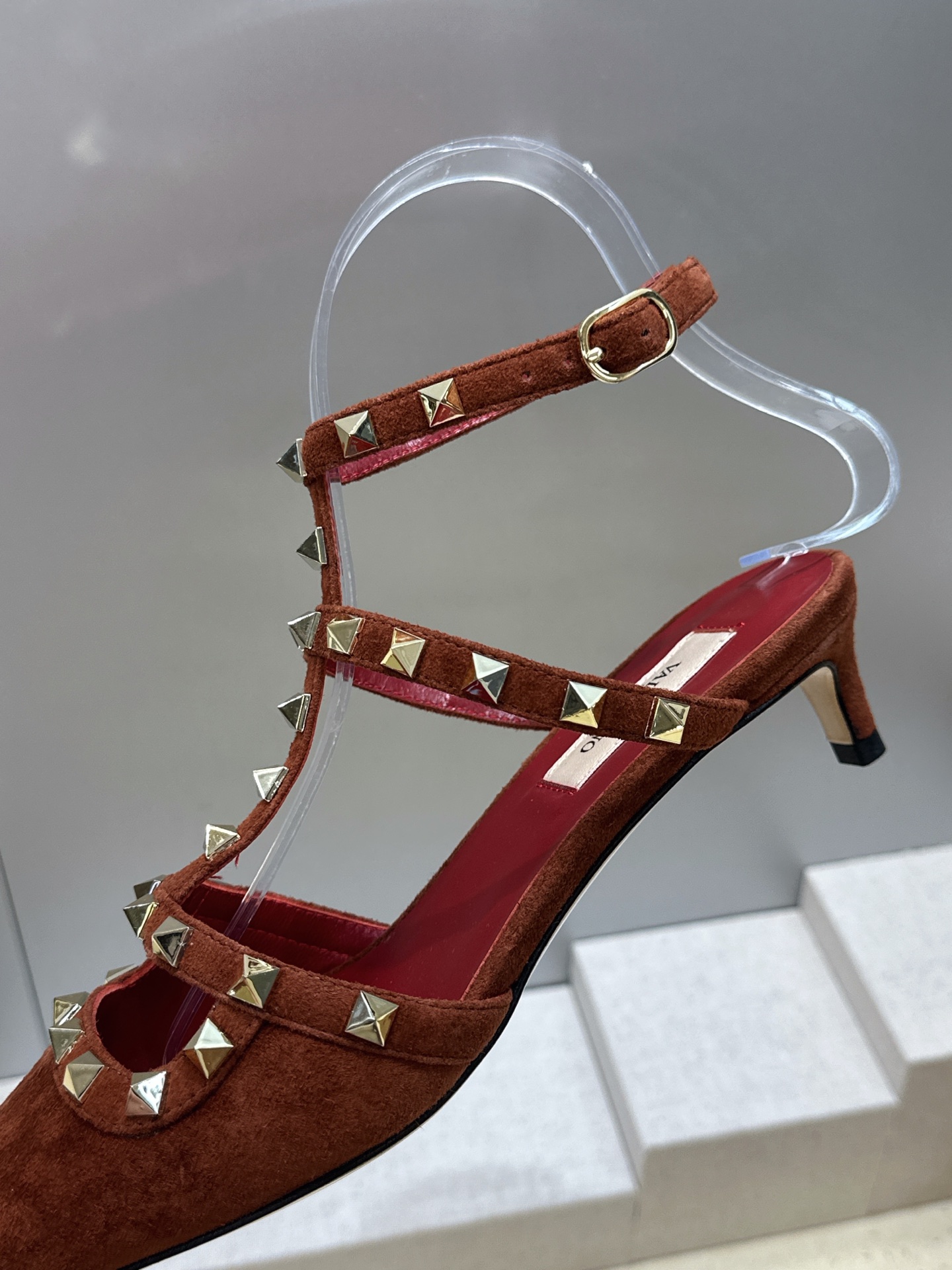 (配全套飞机盒)Valentino 2026早春新款时尚三带铆钉铁头女鞋 华伦天奴字母logo五金扣低跟