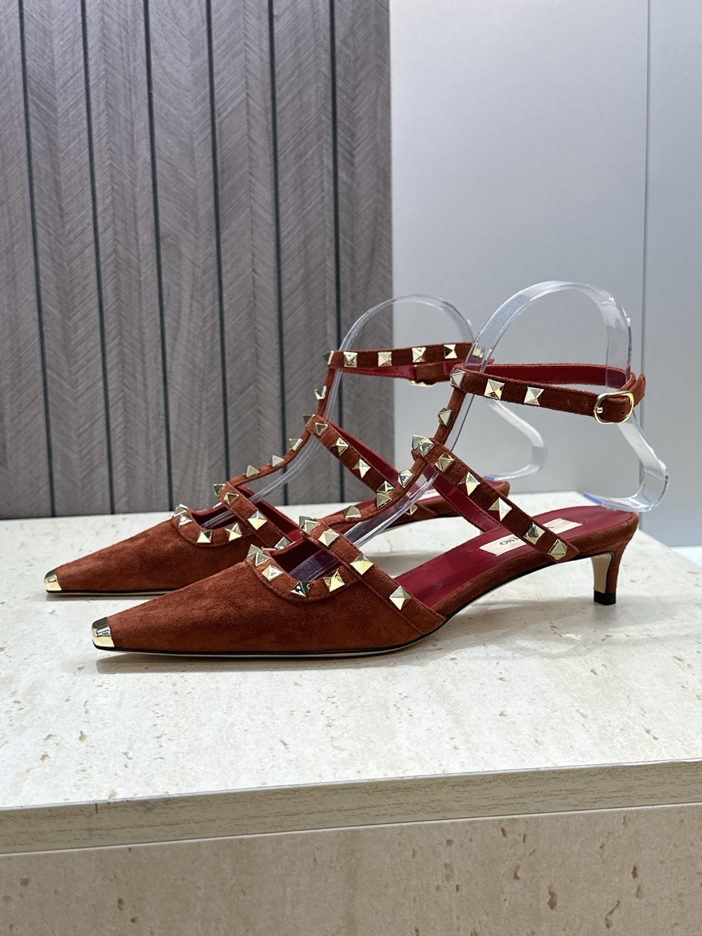 (配全套飞机盒)Valentino 2026早春新款时尚三带铆钉铁头女鞋 华伦天奴字母logo五金扣低跟