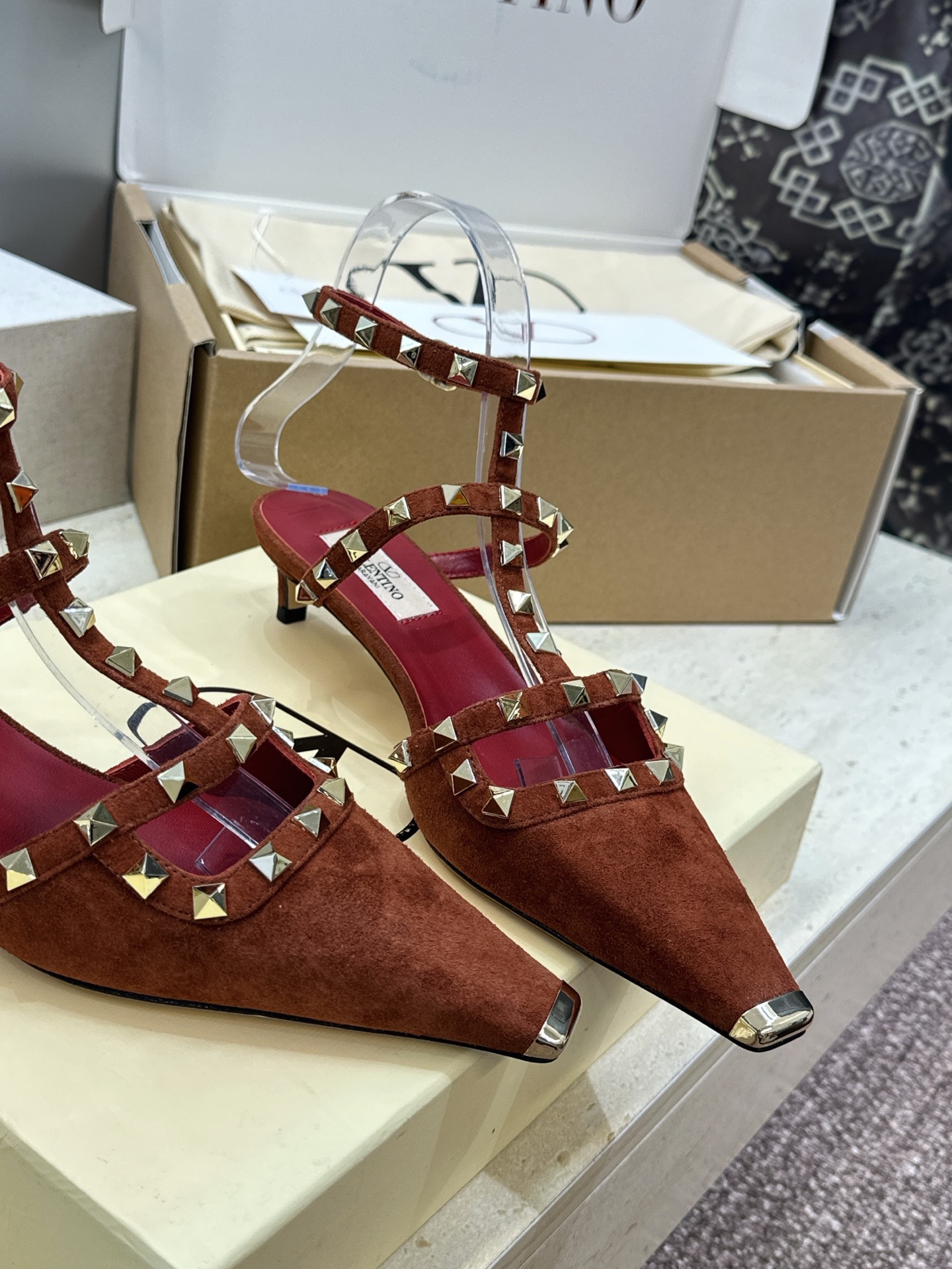 (配全套飞机盒)Valentino 2026早春新款时尚三带铆钉铁头女鞋 华伦天奴字母logo五金扣低跟