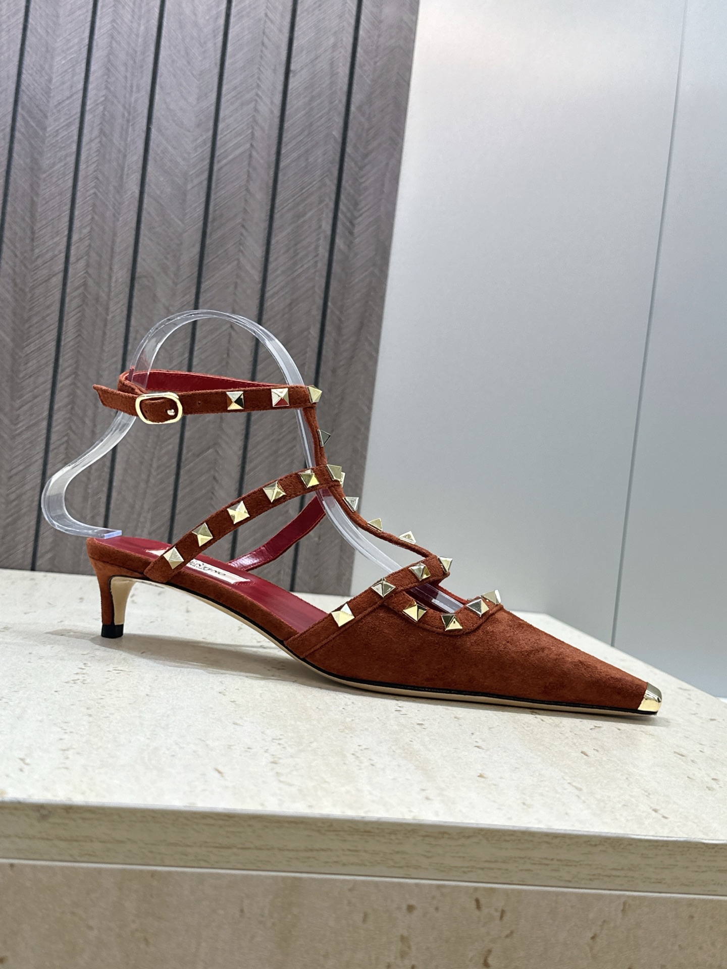 (配全套飞机盒)Valentino 2026早春新款时尚三带铆钉铁头女鞋 华伦天奴字母logo五金扣低跟