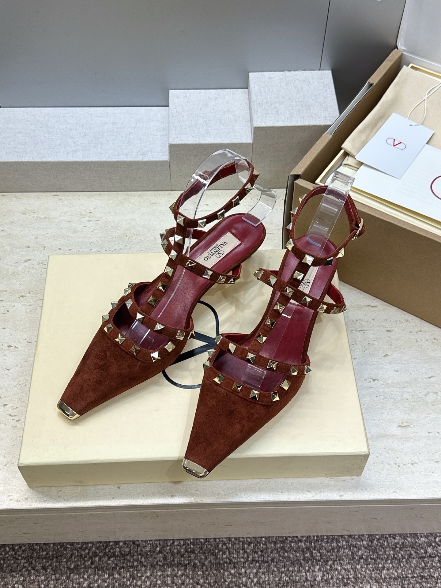 (配全套飞机盒)Valentino 2026早春新款时尚三带铆钉铁头女鞋 华伦天奴字母logo五金扣低跟