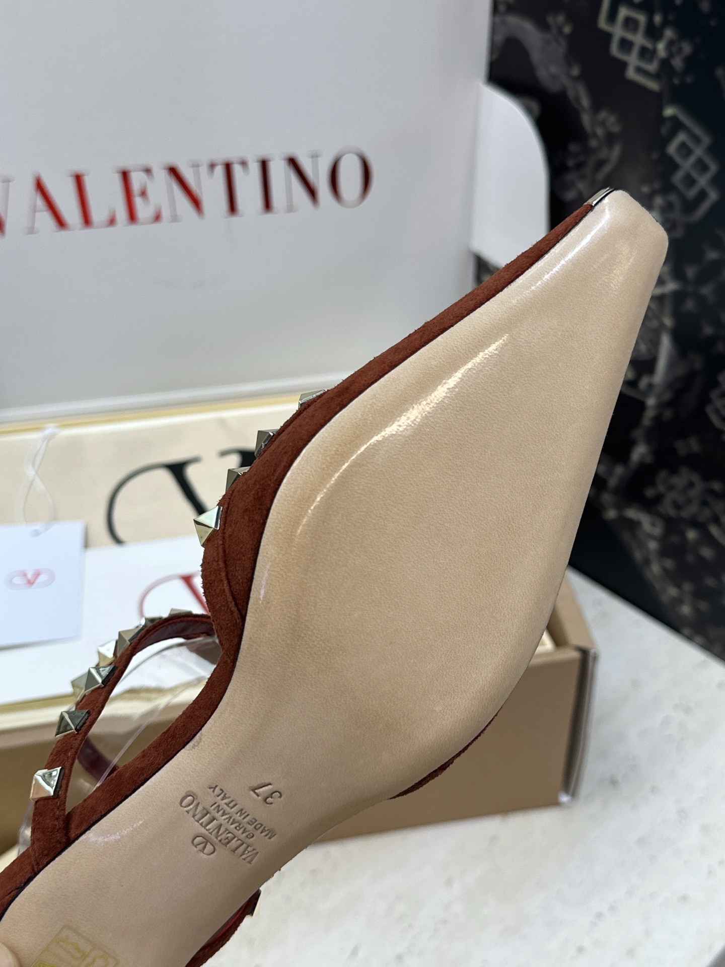 (配全套飞机盒)Valentino 2026早春新款时尚三带铆钉铁头女鞋 华伦天奴字母logo五金扣低跟