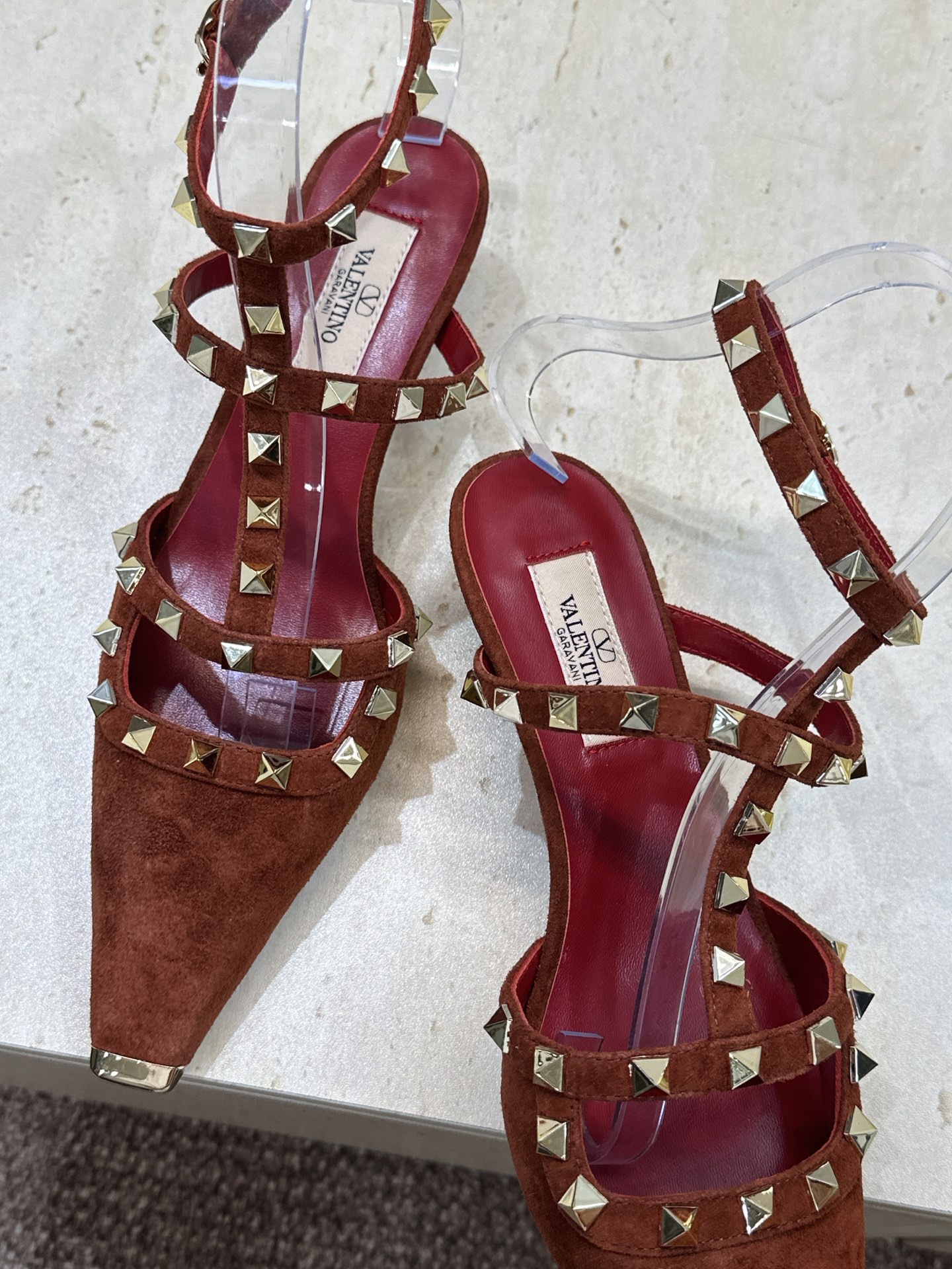 (配全套飞机盒)Valentino 2026早春新款时尚三带铆钉铁头女鞋 华伦天奴字母logo五金扣低跟